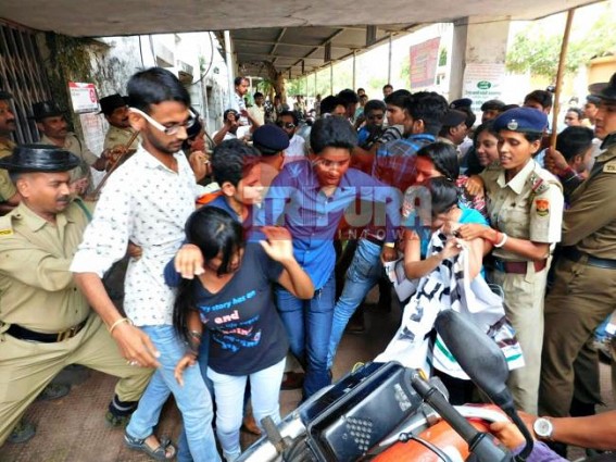 Clash erupted among police & TMCP : many injured in 'Anuara-protest' Clash erupted among police & TMCP : many injured in 'Anuara-protest'